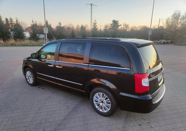 Lancia Voyager cena 45900 przebieg: 235000, rok produkcji 2011 z Wrocław małe 67